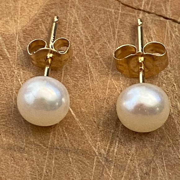 leach & garner Jewelry - Lustrous 14k gold pearl stud earrings
